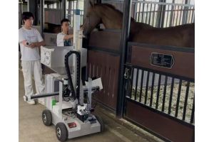 科技領“飼”：馬房智能飼喂機器人亮相汗血馬基地